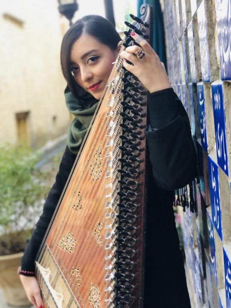 درسا-سادات-موسوی-آموزش-ساز-قانون-و-پیانو